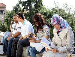 Lys'de Öğrenciler İçeride, Aileleri İse Dışarıda Ter Döktü
