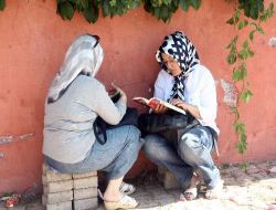 35 Derece Sıcakta Klimasız Sınıflarda Girdikleri Sınavda Ter Döktüler