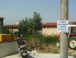 Kepez Belediye Başkanı, Derenin Islahından Sorumlu Olmadığını Tabelayla Duyurdu