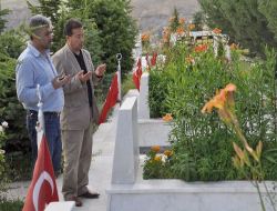 Şehit Yakınları ve Bazı Vatandaşlar Babalar Günü'nde Şehitleri Yalnız Bırakmadı