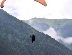 Uzungöl, Paraşüt Tutkunlarını Ağırlıyor!.