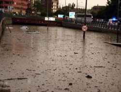 Denizli'de Şiddetli Yağmur: Ev Ve İşyerlerini Su Bastı, Araçlar Su Altında Kaldı!