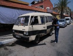 Babası İle Gezintiye Çıkan Çocuğa Önce Minibüsün Kapısı Çarptı, Ardından Bir Başka Minibüs Çarpıp Kaçtı