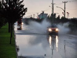 Edirne'de Aşırı Yağış Caddeleri Göle Çevirdi!