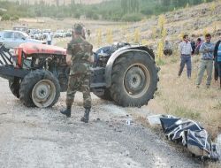 Devrilen Traktörün Altında Kaldı
