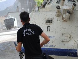 Hakkari'de Bir Grup, Polis Lojmanlarına Taşlı Saldırıda Bulundu