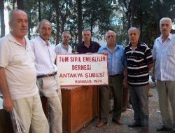Emekliler Sokakta Kaldı