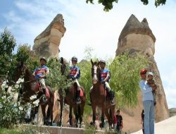 Kapadokya'daki Atlı Jandarmalar Turistlerin Gözdesi