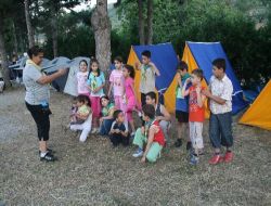 Karnelerini Alıp Kampa Girdiler