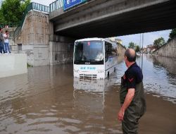 Yağmur Suları Otobüsleri Yuttu