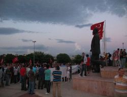 İzmir'de Binlerce Kişi Şehitleri Andı, Terörü Lanetledi!