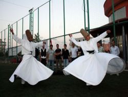Konya Gezisinden Etkilenen Öğrenciler, Komşularına Halı Sahada Sema Gösterisi Sundu!
