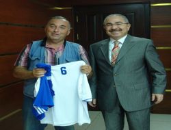 Giresun Valisi Mustafa Yaman, Basınspor'a Forma Hediye Etti