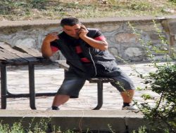 Silahla İntihara Teşebbüs Eden Şahıs, Kendisini Engellemek İsteyen Polise Silah Doğrulttu