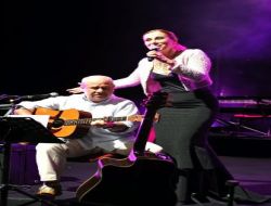 Bülent Ortaçgil ve Zuhal Olcay'ın Bursa Konseri Yamura Rağmen Yoğun İlgi Gördü