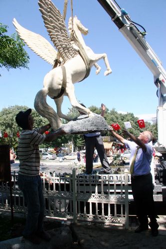 Burhaniye Belediye Başkanlığı tarafından Arkeolog Heykeltraş Mustafa Kulkul'a yaptırılan Pegasus heykeli törenle açıldı