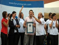 Portakal Suyu Sıkma Ve Yeme Rekoruyla Guiness'e Girdiler