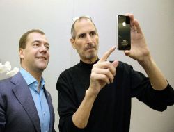 Medvedev İphone 4g'nin İlk Sahibi Oldu