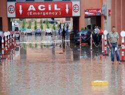Sağanak Yağış Acil Servistekileri Mahsur Bıraktı