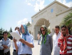 Erkekler Başörtüsü Takarak Yasağı Protesto Etti