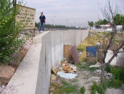 Hasarlı Kazaya Bakarken, İstinat Duvarından Düştü Öldü