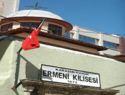 İskenderun'da Kiliselerden Teröre Bayraklı Tepki
