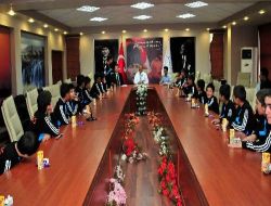 Vali Karaloğlu Başarılı Öğrencilere Jest Yaptı