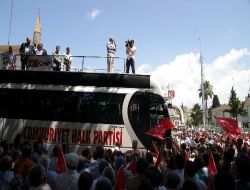 Kılıçdaroğlu, Baykal'ın Memleketinde Partililerden Ak Parti'yi Sandığa Gömmelerini İstedi