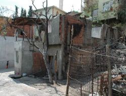 Evi Yanan Aile Komşunun Garajında Kalıyor