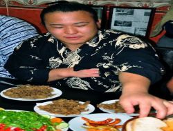 Sumo Güreşçilerine Tava Ciğer Ve Köfte Ziyafeti
