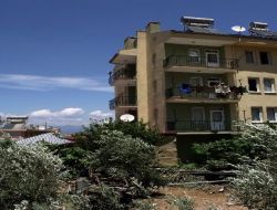 Freni Patlayan Araç, Evin Bahçesine Düştü