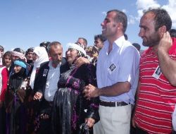 Yüksekova Şehidini Yüreğine Gömdü