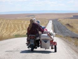Bir Motosiklette 5 Kişi ve 7 Çuval Buğday