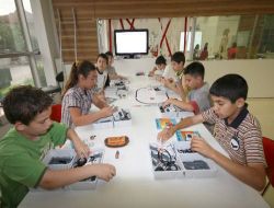 Geleceğin Bilim Adamları Yaz Tatilini Robot Yaparak Geçiriyor