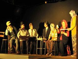 Köylü Kadın Tiyatrocular, Kamyonet Kasasında Köylere Turneye Çıktı