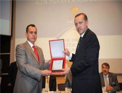 Siyaset Akademisi Birincisine, Başbakan Erdoğan'dan Plaket