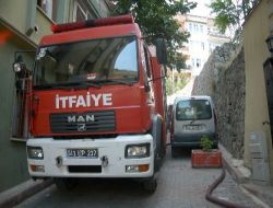 Mahalle Sakinleri Yangını Hortumla Söndürmeye Çalıştı