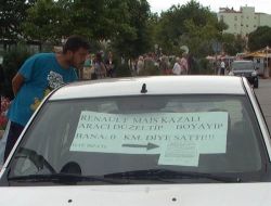 Kazalı Aracı '0 Km' Diye Satan Renault Bayisini, Aracına Astığı İlan İle Vatandaşlara Şikayet Etti