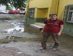 Her Yağmurdan Sonra Evinin Önü Pislikle Doluyor