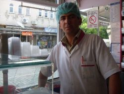İşyerinin Bin Liralık Camı 20 Günde İki Kez Kırıldı