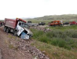 Düğünden Dönen Minibüse Kamyon Çarptı: 3 Ölü