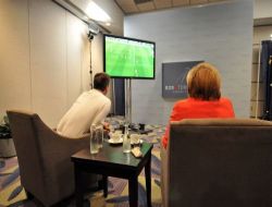 Cameron ve Merkel, Almanya-İngiltere Maçını Birlikte İzledi