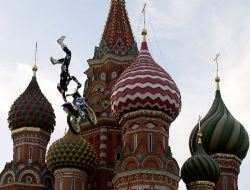 Kremlin Duvarları Altında Nefes Kesen Motor Gösterisi