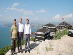 Köylüler Yörük Konağı Kurdu, Turistler Eğirdir Gölü'nü İzlemek İçin Sıraya Girdi
