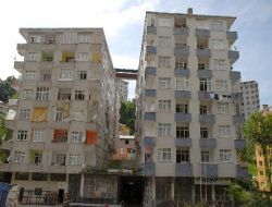 Yangın Merdiveni İçin Yer Kalmayınca İki Bina Arasına Köprü Kuruldu