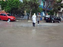 Yozgat'ta Aniden Bastıran Sağanak Yağmur Hayatı Olumsuz Etkiledi