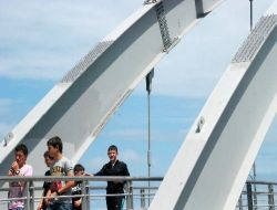 Türkiye'nin En Uzun Üst Geçidine İntihar Girişimlerini Önlemek İçin Demir Çiviler Takıldı