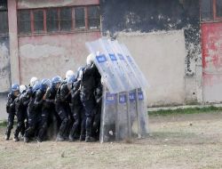 Van'daki Polislerden 'fazla Mesai' Tepkisi