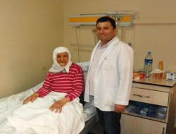 80 Yaşındaki Kadın, Tek Delik Yöntemi İle Sağlığına Kavuştu