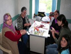 Hediyelik Üreterek Ev Ekonomisine Katkı Sağlıyorlar